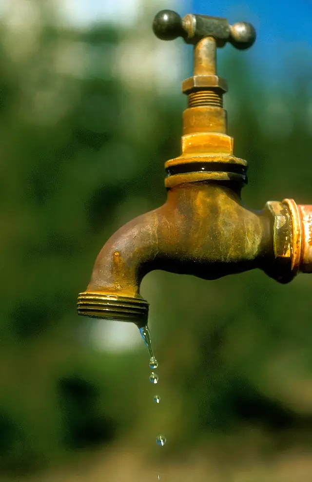 What to Do When a Pipe Bursts: The First Ten Minutes